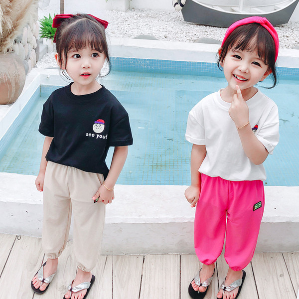 Gyerekkészlet hosszú nadrágból és blúzból, rövid ujjal és hímzéssel