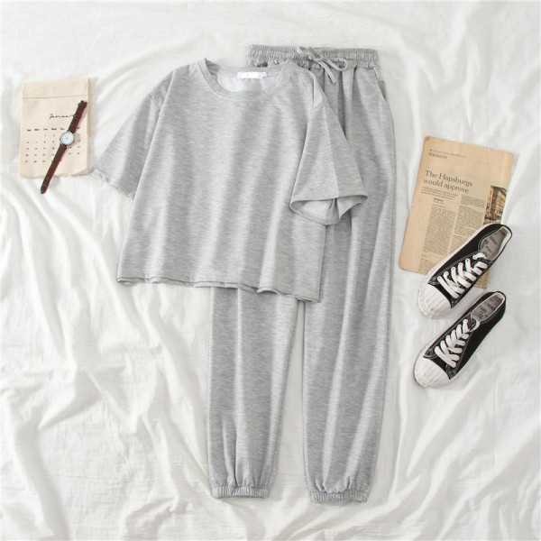 Naiste spordikomplekt kahest osast - T-särk ja elastse vöökohaga püksid