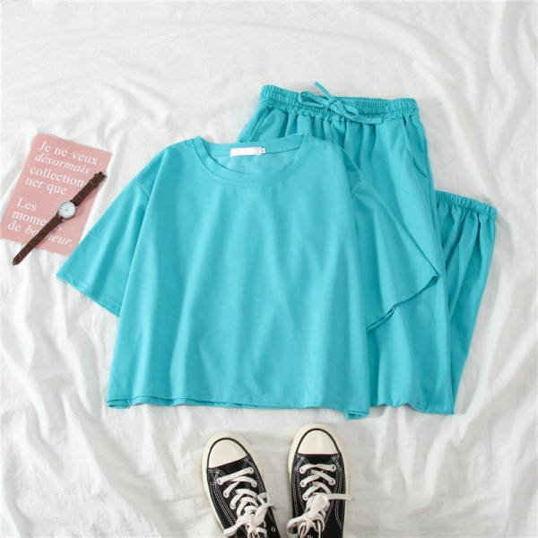 Naiste spordikomplekt kahest osast - T-särk ja elastse vöökohaga püksid