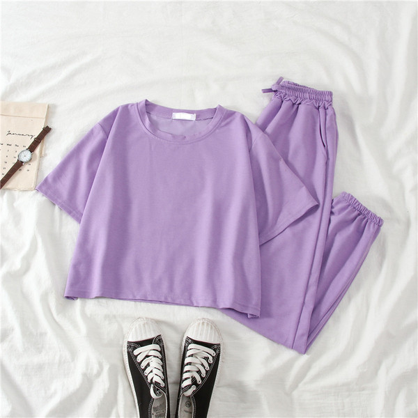 Naiste spordikomplekt kahest osast - T-särk ja elastse vöökohaga püksid