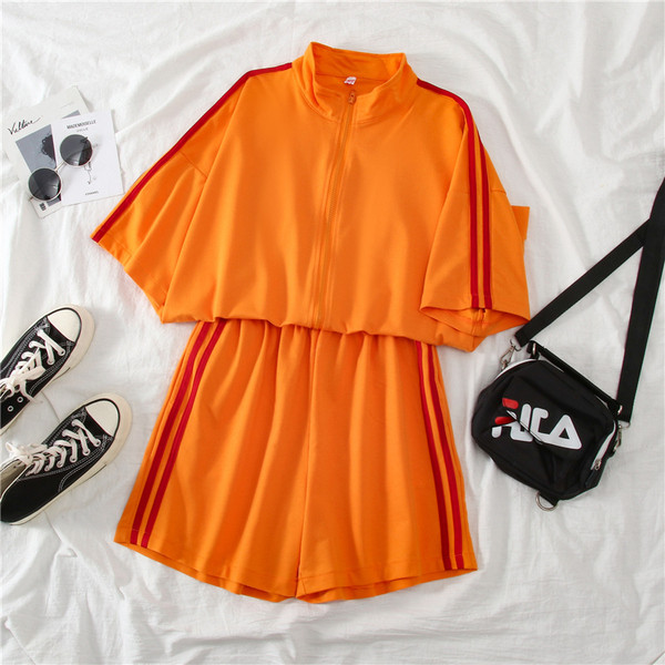 Kahest osast koosnev ääristusega naiste spordikomplekt