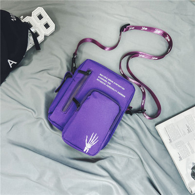 Modern férfi táska hímzéssel és cipzárral