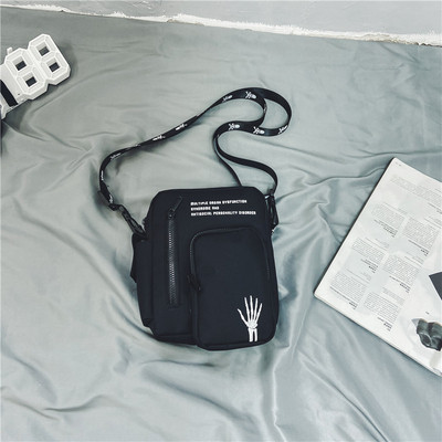 Modern férfi táska hímzéssel és cipzárral