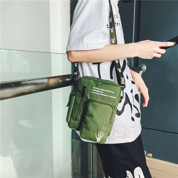 Modern férfi táska hímzéssel és cipzárral