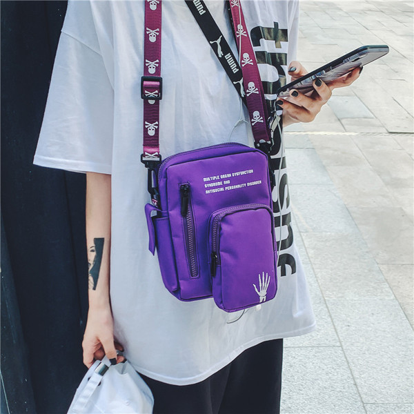 Modern férfi táska hímzéssel és cipzárral