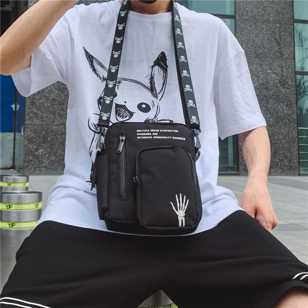 Modern férfi táska hímzéssel és cipzárral