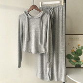 Női sportcsapat két részből áll - kapucnis blúz és széles, rugalmas derékú nadrág