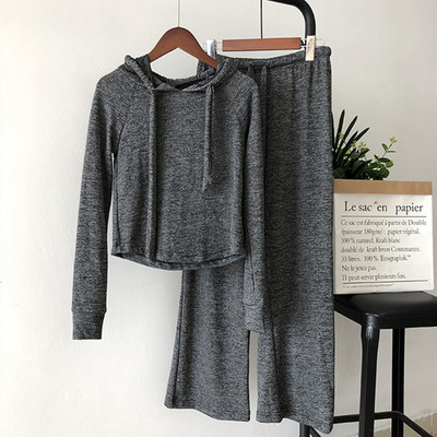 Női sportcsapat két részből áll - kapucnis blúz és széles, rugalmas derékú nadrág