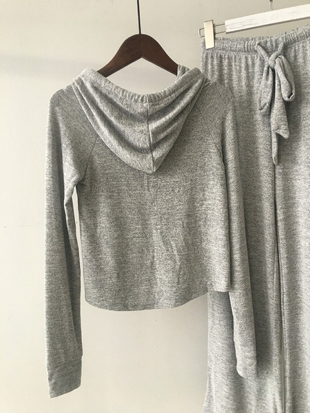 Női sportcsapat két részből áll - kapucnis blúz és széles, rugalmas derékú nadrág