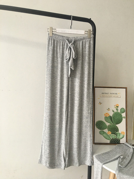 Női sportcsapat két részből áll - kapucnis blúz és széles, rugalmas derékú nadrág