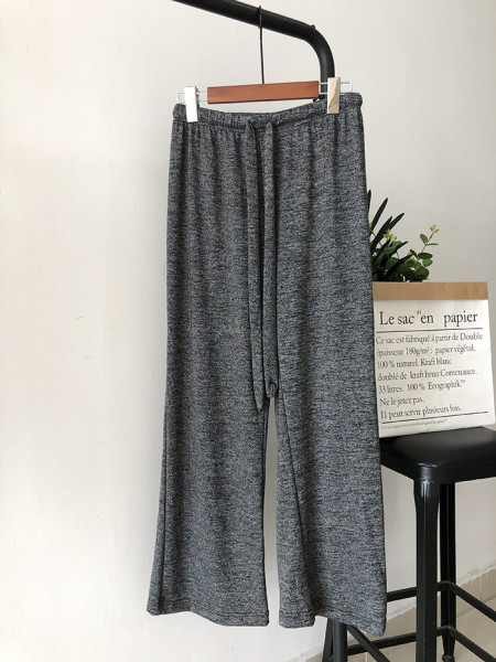 Női sportcsapat két részből áll - kapucnis blúz és széles, rugalmas derékú nadrág