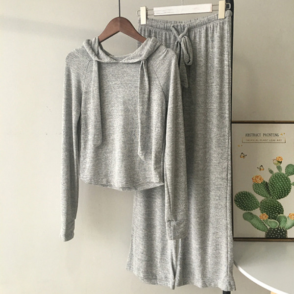 Női sportcsapat két részből áll - kapucnis blúz és széles, rugalmas derékú nadrág