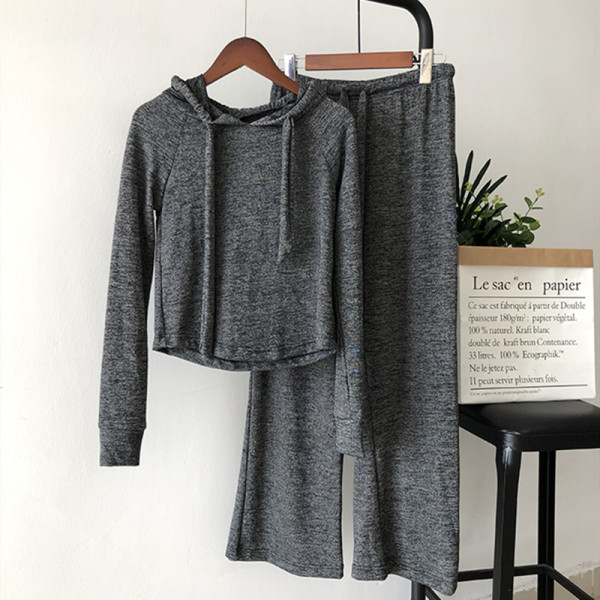 Női sportcsapat két részből áll - kapucnis blúz és széles, rugalmas derékú nadrág