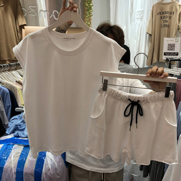 Női sport szett pólóval és rövidnadrággal