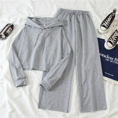 Moterų sporto komanda, įskaitant megztinį su gobtuvu ir plačias kelnes