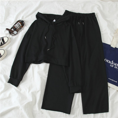 Moterų sporto komanda, įskaitant megztinį su gobtuvu ir plačias kelnes