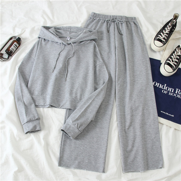 Moterų sporto komanda, įskaitant megztinį su gobtuvu ir plačias kelnes