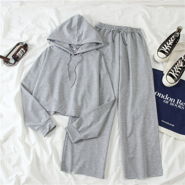 Moterų sporto komanda, įskaitant megztinį su gobtuvu ir plačias kelnes