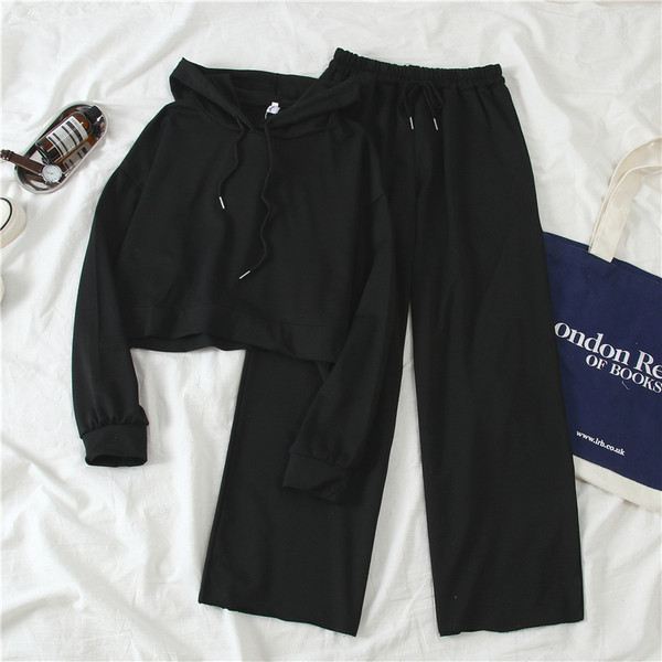 Moterų sporto komanda, įskaitant megztinį su gobtuvu ir plačias kelnes