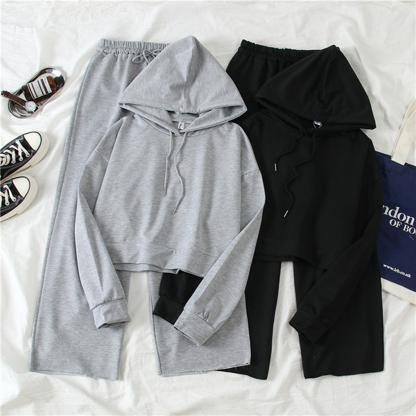 Moterų sporto komanda, įskaitant megztinį su gobtuvu ir plačias kelnes