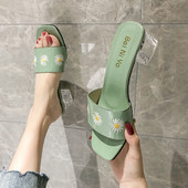 Aktuális női papucs átlátszó sarokkal és hímzéssel