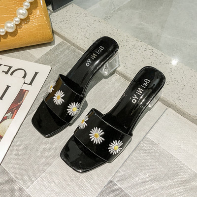 Aktuális női papucs átlátszó sarokkal és hímzéssel