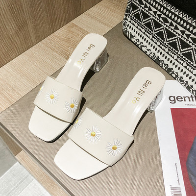 Aktuális női papucs átlátszó sarokkal és hímzéssel