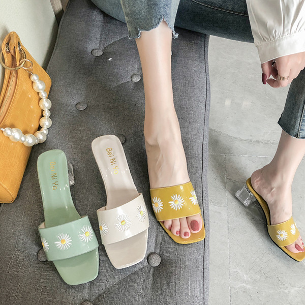 Aktuális női papucs átlátszó sarokkal és hímzéssel