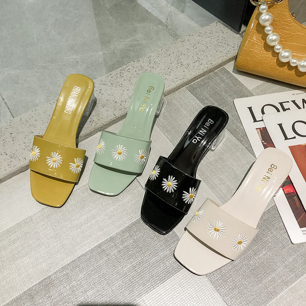 Aktuális női papucs átlátszó sarokkal és hímzéssel