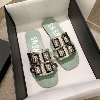 Alkalmi női papucs fém csatokkal és feliratokkal