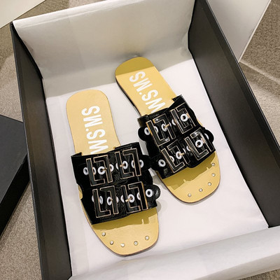 Alkalmi női papucs fém csatokkal és feliratokkal