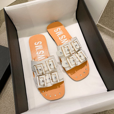 Alkalmi női papucs fém csatokkal és feliratokkal