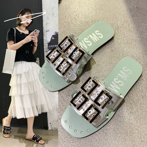 Alkalmi női papucs fém csatokkal és feliratokkal