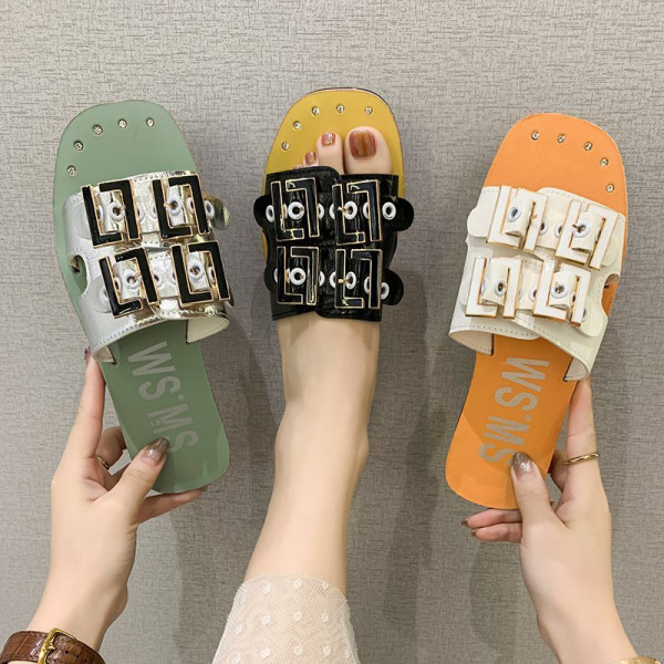 Alkalmi női papucs fém csatokkal és feliratokkal