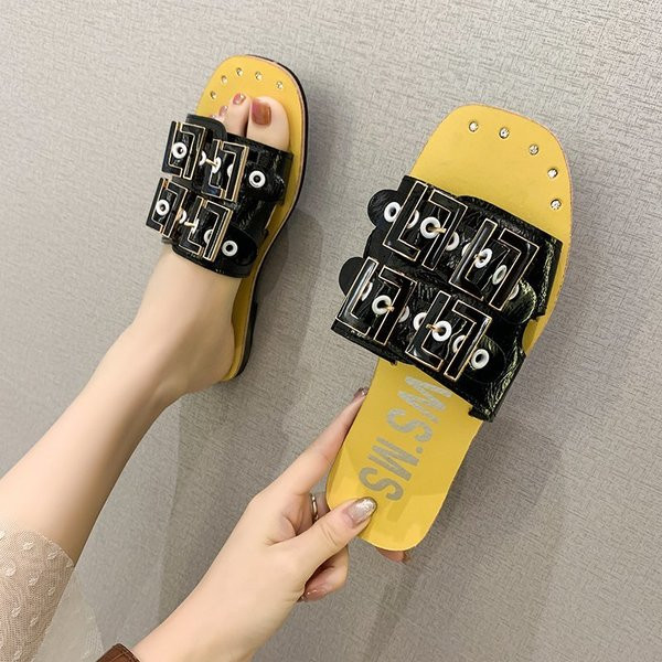 Alkalmi női papucs fém csatokkal és feliratokkal