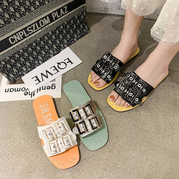 Alkalmi női papucs fém csatokkal és feliratokkal