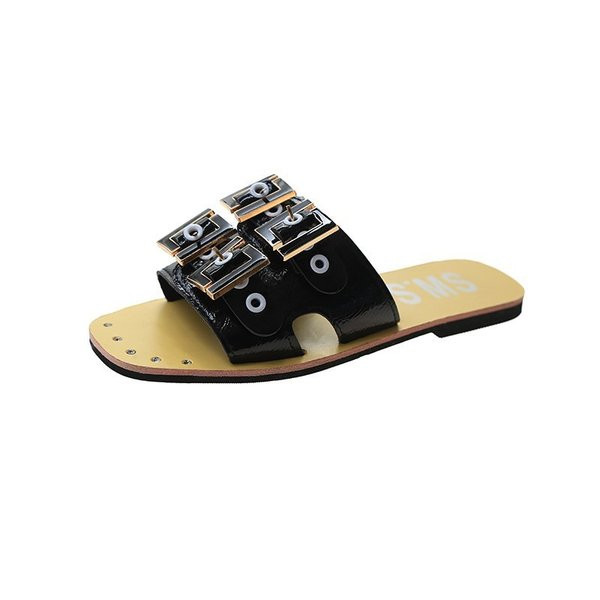 Alkalmi női papucs fém csatokkal és feliratokkal