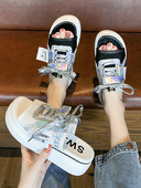 Aktuális női papucsok magas talppal, fűzővel, matricákkal