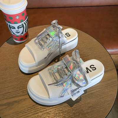 Aktuális női papucsok magas talppal, fűzővel, matricákkal