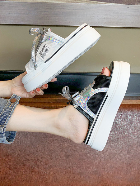 Aktuális női papucsok magas talppal, fűzővel, matricákkal