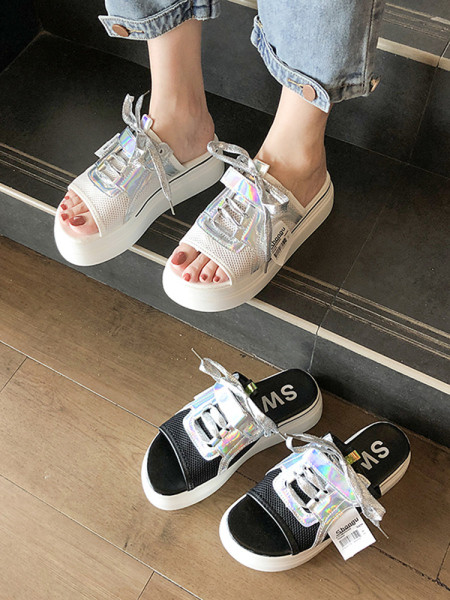 Aktuális női papucsok magas talppal, fűzővel, matricákkal