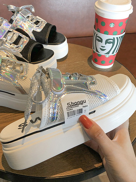 Aktuális női papucsok magas talppal, fűzővel, matricákkal