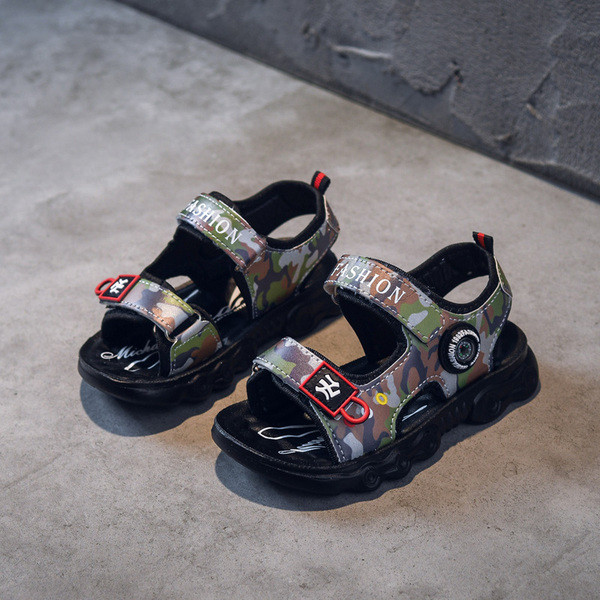 Gyermek terepszínű szandál matricákkal fiúknak