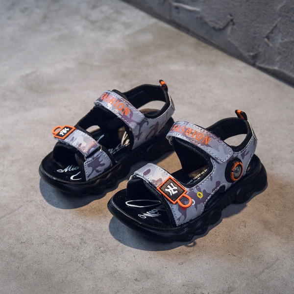 Gyermek terepszínű szandál matricákkal fiúknak