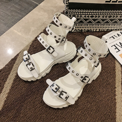 Modernas sieviešu sandales ar lencēm un metāla elementiem