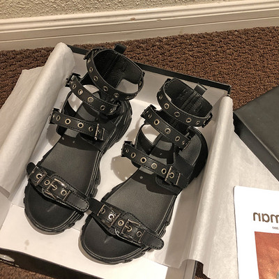 Modernas sieviešu sandales ar lencēm un metāla elementiem