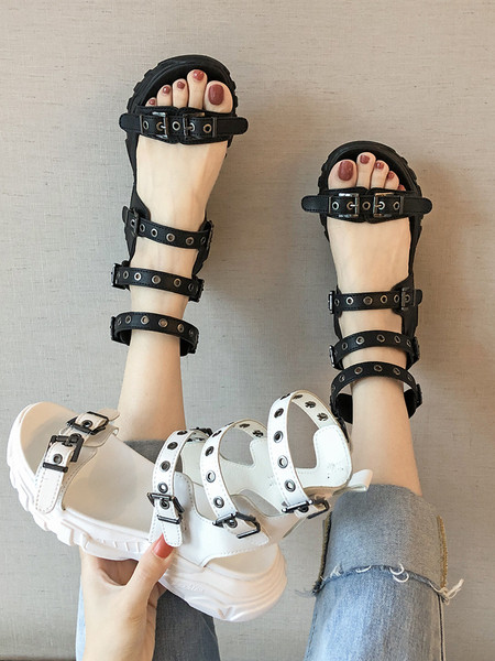 Modernas sieviešu sandales ar lencēm un metāla elementiem