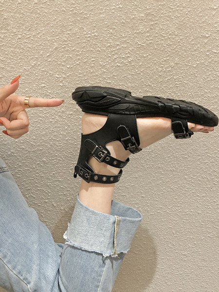 Modernas sieviešu sandales ar lencēm un metāla elementiem