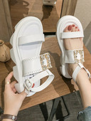 Jauns sieviešu sandaļu modelis ar rupju zoli un akmeņiem