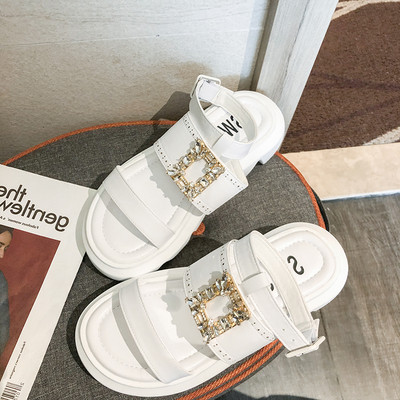 Jauns sieviešu sandaļu modelis ar rupju zoli un akmeņiem